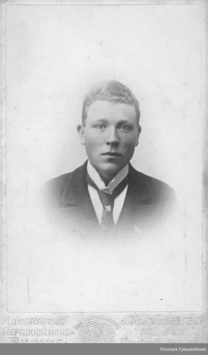 Portrett av en ukjent mann. Foto: Fotografisk Reproduktions Expres og Forströrrelses Anstalt, Hurup Danmark, 1902.