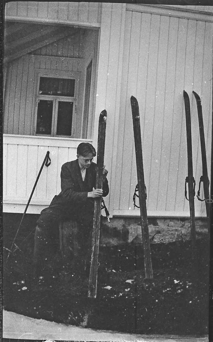Skiene overhales. Legg merke til hvitfeltbindingene. Hos Asle hagen i Lie på Greenskogen, 1950.
