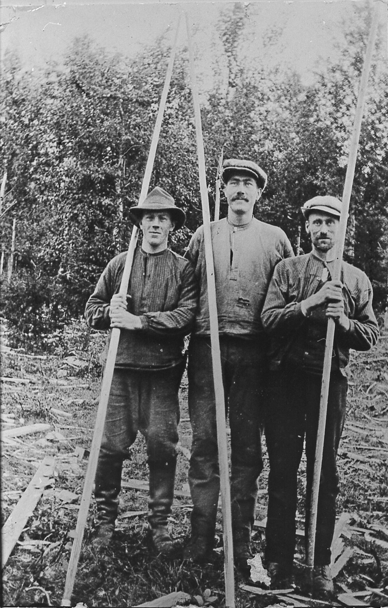 Brøtningskarer ved Hærja på Hiåsskogen. Fra venstre: Nils Lindbo, Ola Jensen Mølla og Helge Hiåsen. Uten år, men må være tatt før Nils Lindbo emigrerte til Amerika i 1920.