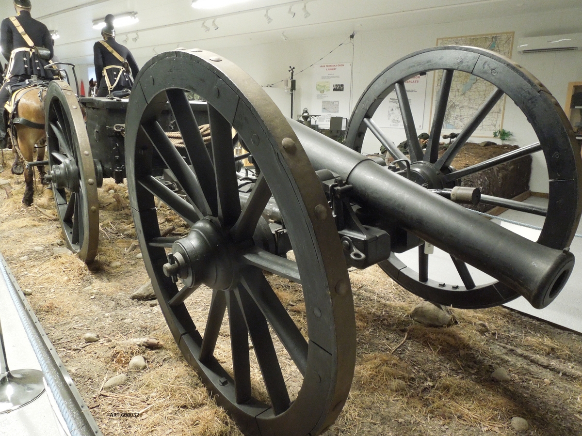 Kanonen tillhör artillerisystemet 1831 som innebar en förnyelse av samtliga modeller i tjänst som hade koppling till sent 1700-tal och de flesta till tidigt 1800-tal.  Lavettyperna för fältartilleriet kunde halveras genom att de nya granatkanonerna och kanonerna parvis kunde ha samma lavett eftersom vikterna överensstämde. Ansvarig för lavetterna en ung löjtnant Wrede sedermera generalfälttygmästare inför nästa artillerisystem 1863. 

Kanonen ingår i museet i ett utställt 6-spann inklusive föreställare med 6 hästar. 
Vikt ca 1400 kg. 6p här = 9,62 cm.
Skottvidd, direktskjutning, normalt max ca 600 meter, stora mål ca 1000 m. 

Föreställaren finns särskilt registrerat på eget nummer.