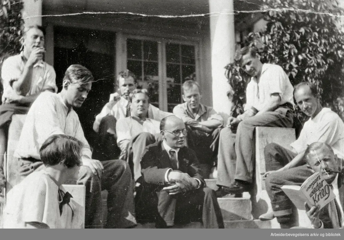 En pause under arbeidet med Arbeidernes Leksikon på Dorr ved Minnesund, sommeren 1933. Trygve Bull, Klaus Sunnanå, J.F. Ording.
