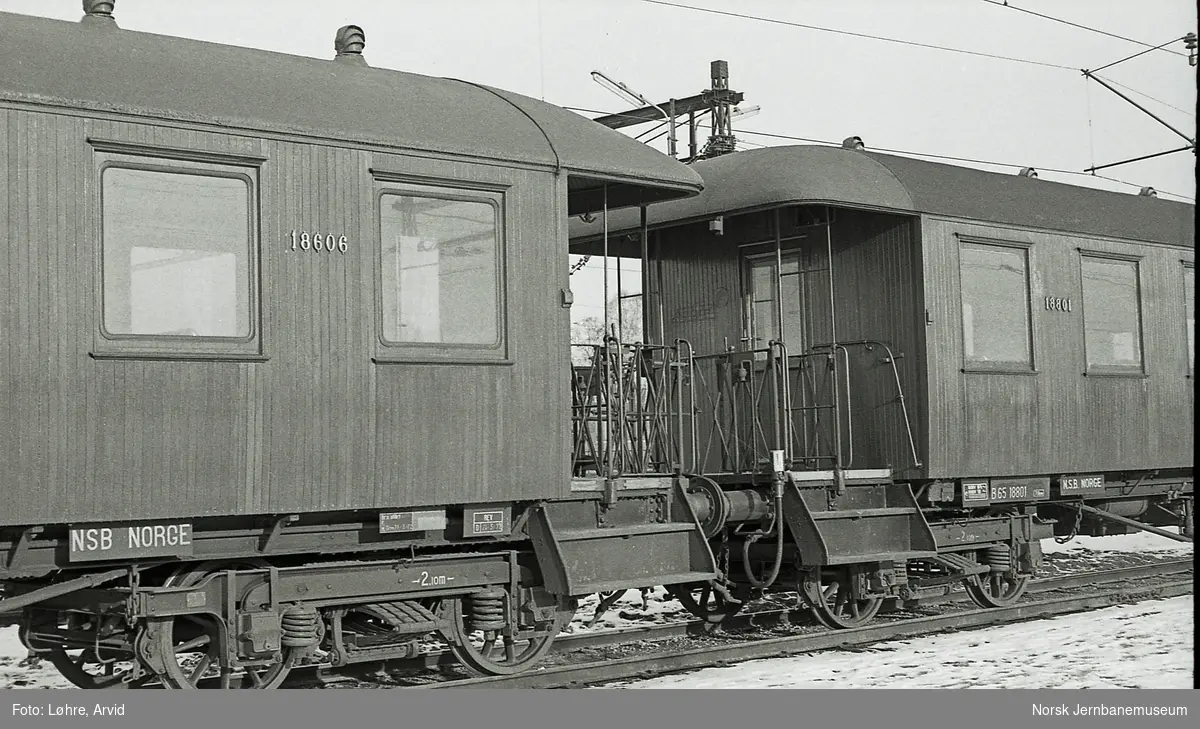 Lokaltogsmateriell på Lillestrøm stasjon. Til venstre litra BFS65 nr. 18606, til høyre litra B65 nr. 18801