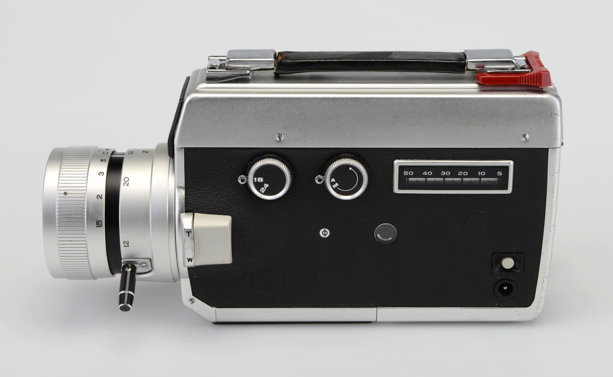 Koffert med filmkamera, håndstativ og bærereim og bruksanvisning til 8mm film.