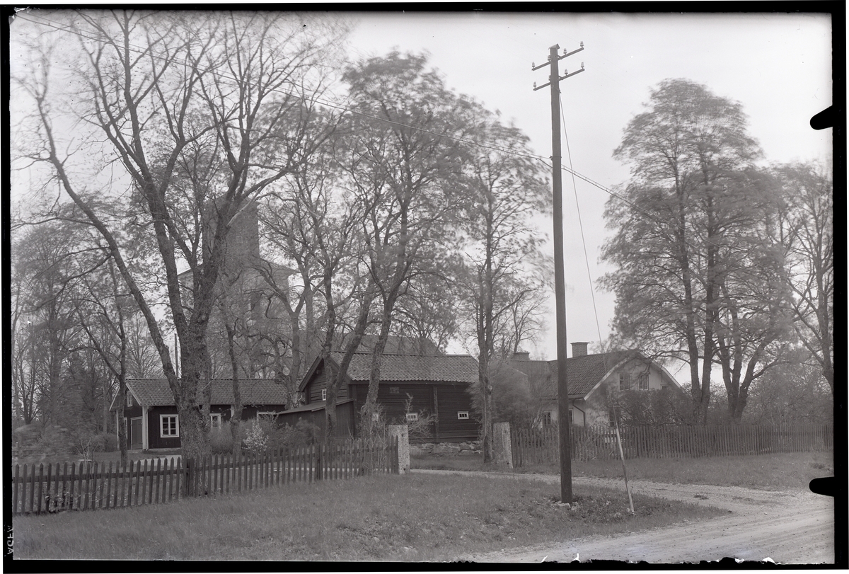 Tortuna sn, Västerås kn.
Tortuna prästgård, med kyrkan i bakgrunden, 1942.