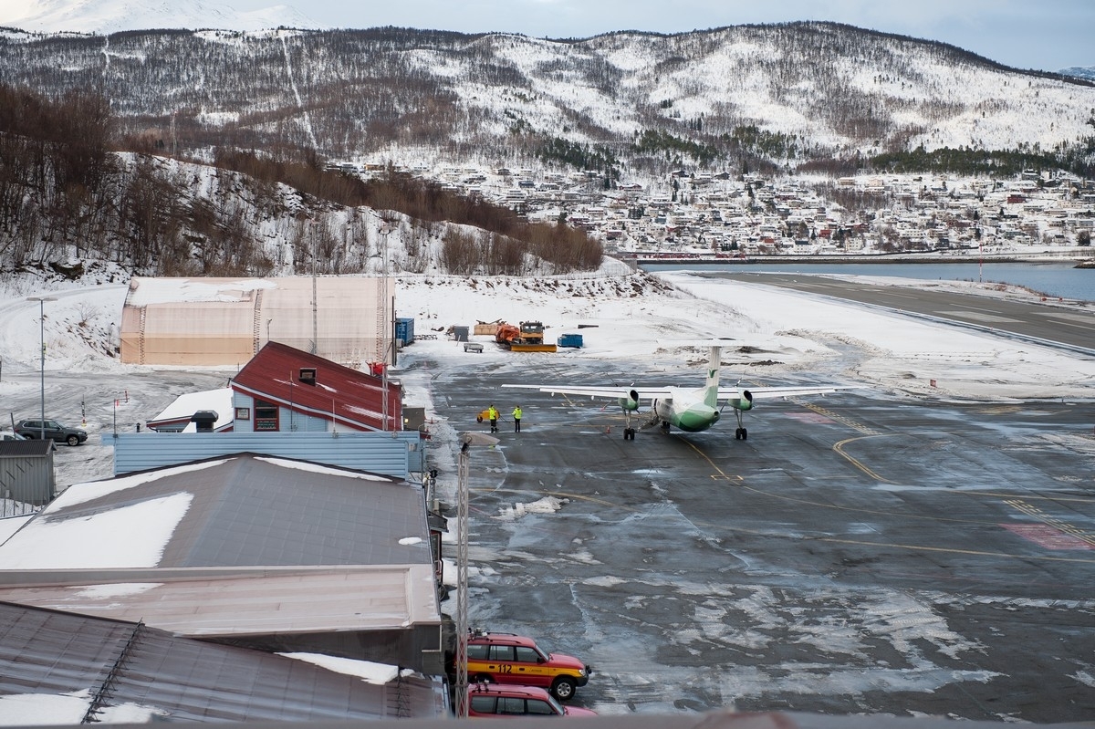 Morgenflyet til Bodø gjør seg klar og tar av kl 07:49. Fotografering av og i Narvik Lufthavn 14. mars 2017. Siste fly letter herfra den 31. mars 2017 og flyplassen legges ned etter dette.