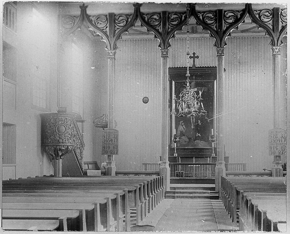 Holmen kirke i Prestfoss. Interiør mot alteret. Antagelig rundt 1917-20. 