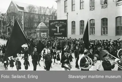 1. mai toget 1932 ved Torget i Stavanger, domkirken og "Telegrafen" sees i bakgrunnen. Arbeidernes Barnelag marsjerer. Den barhodede mannen bak trommeslageren er Dr. Eyvind Dahl.