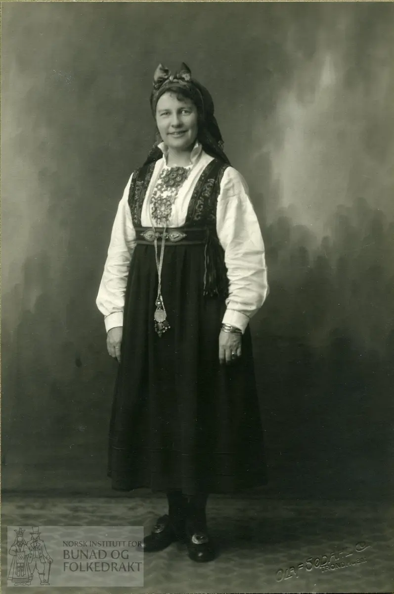 Kvinne i bunad (Klara Semb)