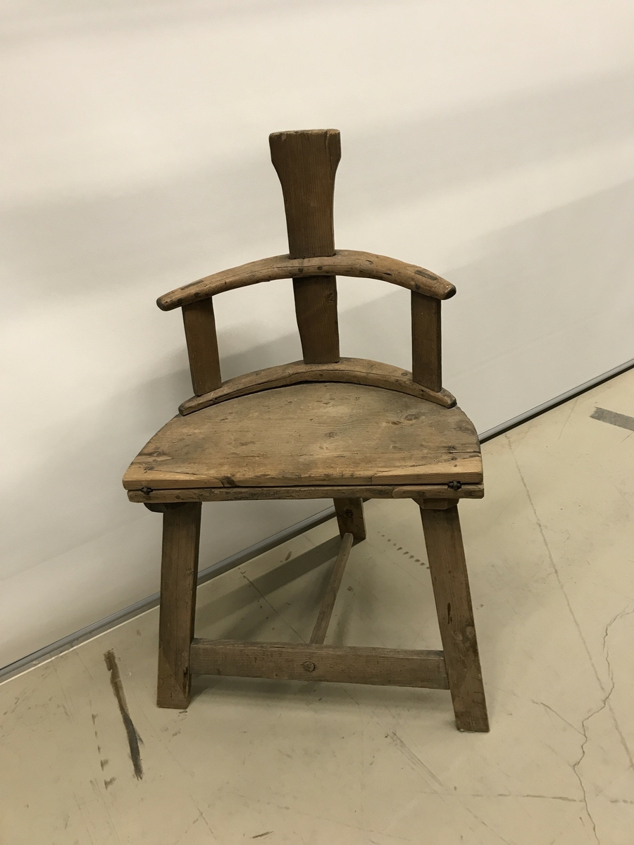 Modellen kallas bordsstol då den kan användas som både stol och bord. Kombinationsmöbler, som bordsstolen eller vändbänken, var vanliga redan i 1600-talets högreståndsmiljöer. De flexibla möblerna som kunde ändras efter behov och användning var praktiska och högt värderade i en tid där möbelbeståndet var skralt. Senare kom möbeltyperna att förknippas med allmogen där de förekom in på sent 1800-tal. Stolen har dubbla sitsar, sammanfogade med gångjärn, samt en hög ryggbricka. När stolen fälls ut blir sitsarnas undersida till en rund bordsskiva som stöds med hjälp av stolsryggen som blir ett bordsben.  

Av furu med gångjärn och halvrund sits.