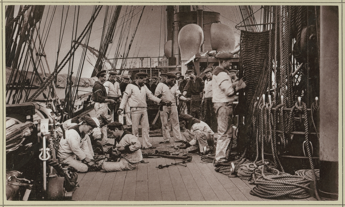Bilden visar manskapet ombord på korvetten Stosch som är sysselsatt med underhållsarbeten på skeppet. Här utförs en rad olika arbeten med tågvirke och riggen. Dess arbeten sammanfattas med den tyska sjömanstermen "Schiemannen".