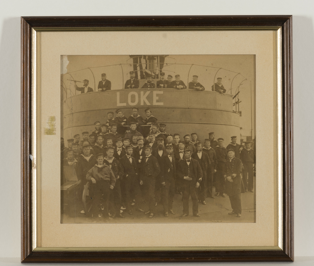 Denna gruppfoto föreställer manskapet ombord på monitor Loke år 1877.