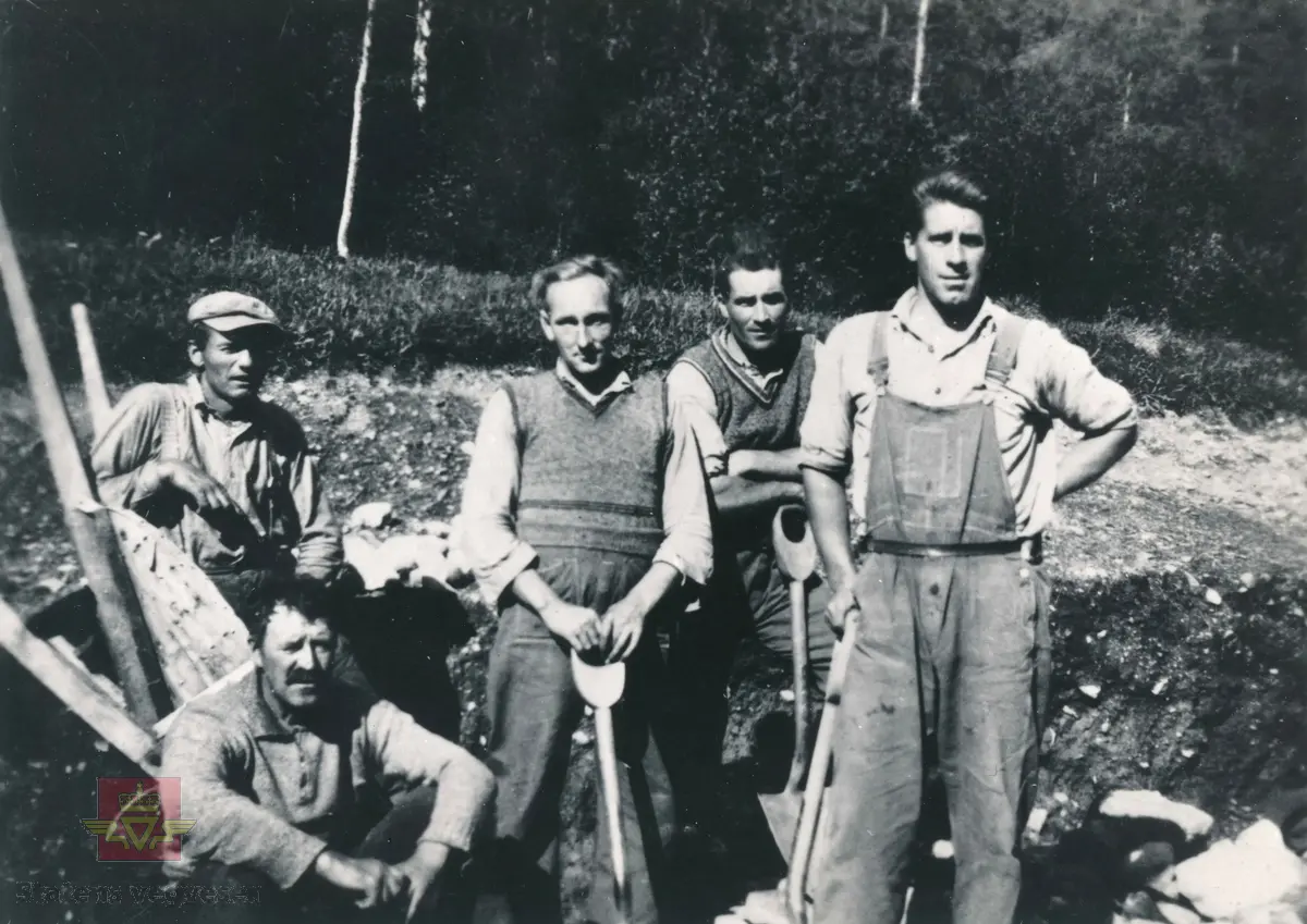 Vegarbeid i Bæverfjord i 1935 - 40-åra.

Fra venstre; John Gangstø, Arne Gjerstad, Nils Berg, Bjarne Fjærli og Ola Stokke.

(Kilde: Merking bak på bilde.)