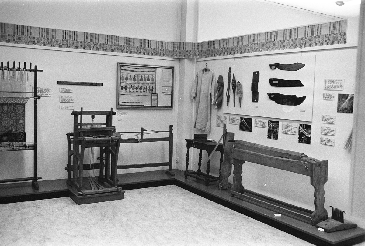 Jönköpings läns museum, utställningar. Textilavdelning med de redskap som behövdes för att förvandla råmaterial till de textilvaror man behövde.