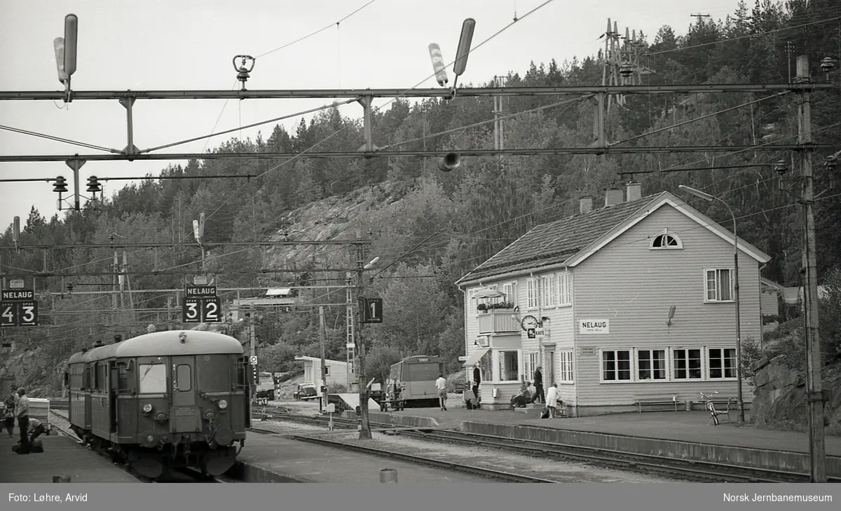 Styrevogn litra BFS 86 68 og motorvogn BM 86 med persontog til Arendal på Nelaug stasjon