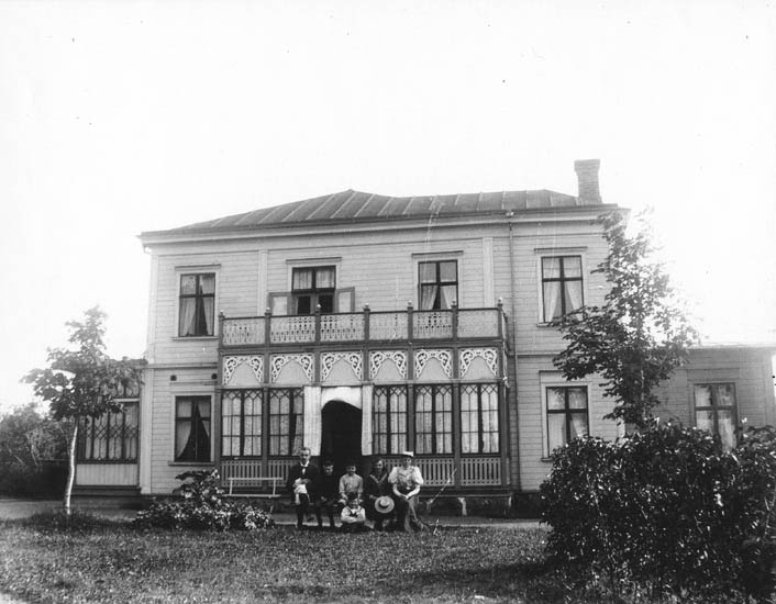 Familjen Ulfsparre sitter på en soffa framför huset i Jönköping.