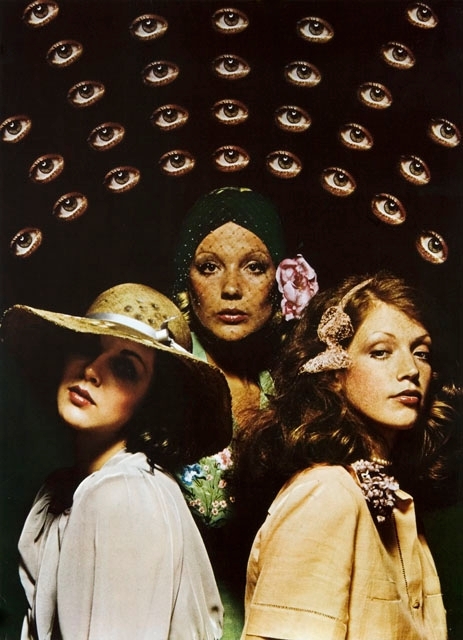 Färgfotografi av tre kvinnor under en portal av ögon. Reklam för kosmetika.