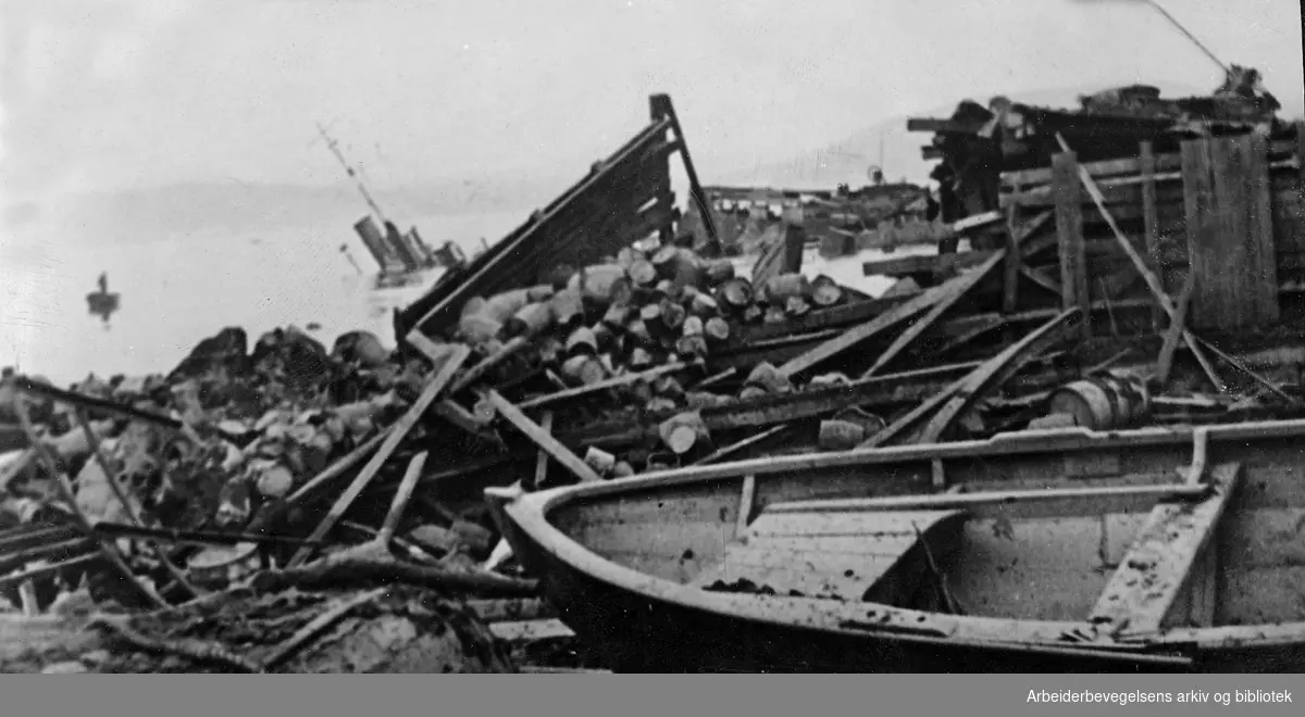 Marinehavnen på Karljohansvern i Horten etter flyangrep 23. februar 1945, da et tysk marineverksted ble ødelagt og krigsskip på havnen senket. Mastene av en jager stikker opp. .