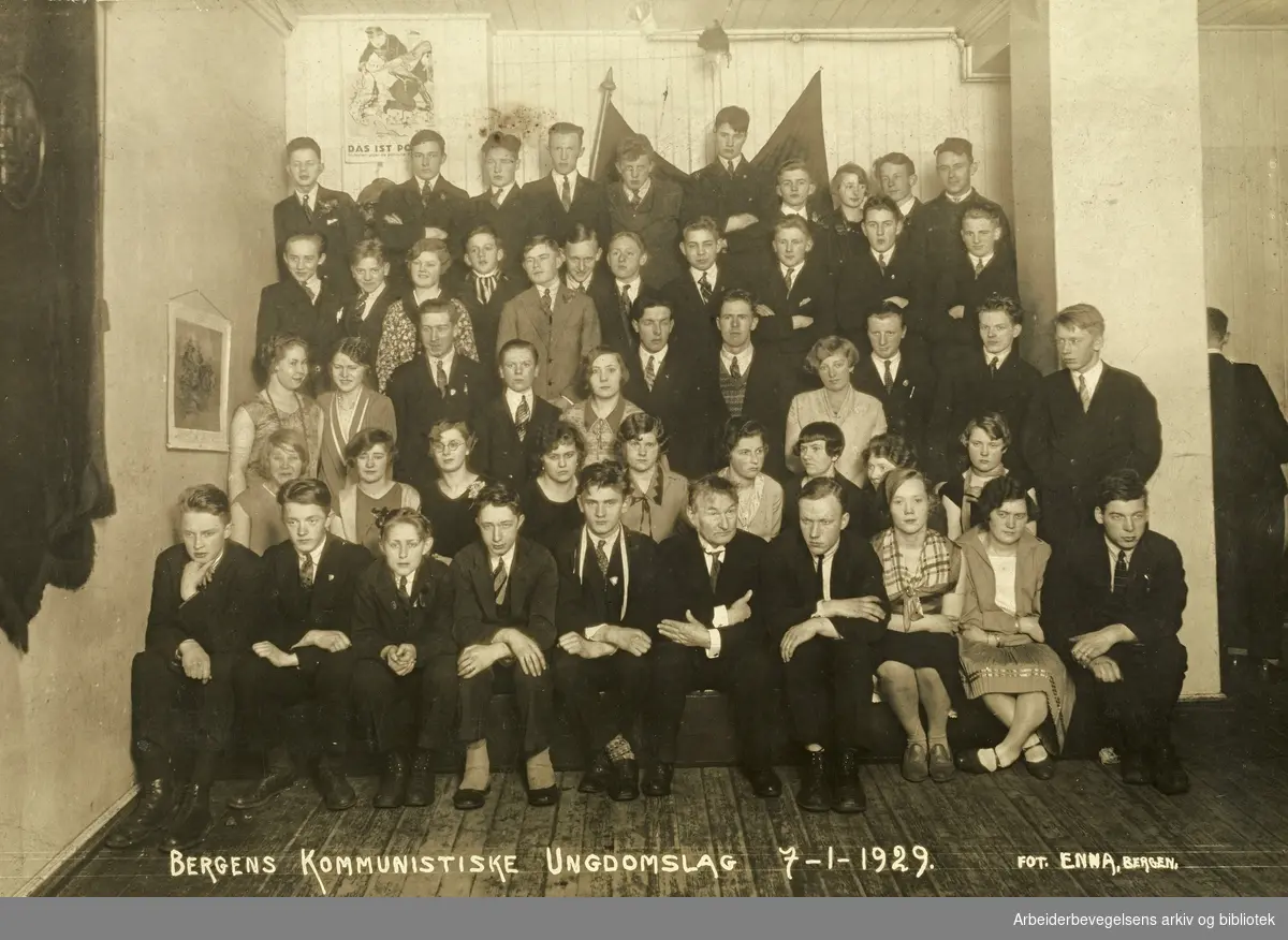 Bergens kommunistiske ungdomslag. Sittende i midten på første rad; lagets stifter Henrik Martin Olofsson. 7 januar 1929.