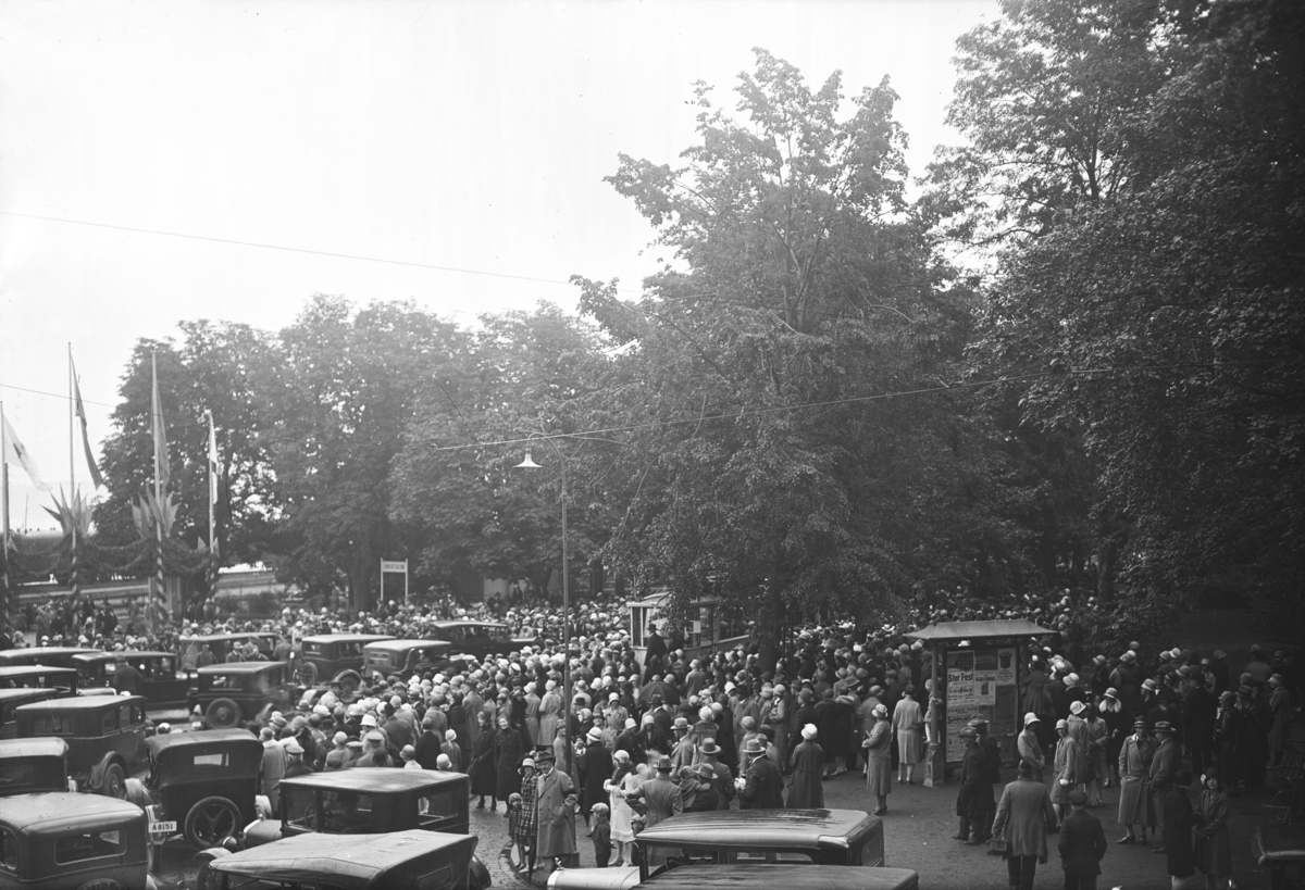Svenskbyborna anländer till Jönköpings station med två chartrade tåg fredag 2 augusti 1929. Från tåget färdades de med bilar och spårvagn till militärförläggningen på Ryhovsområdet där de till en början skulle bo.