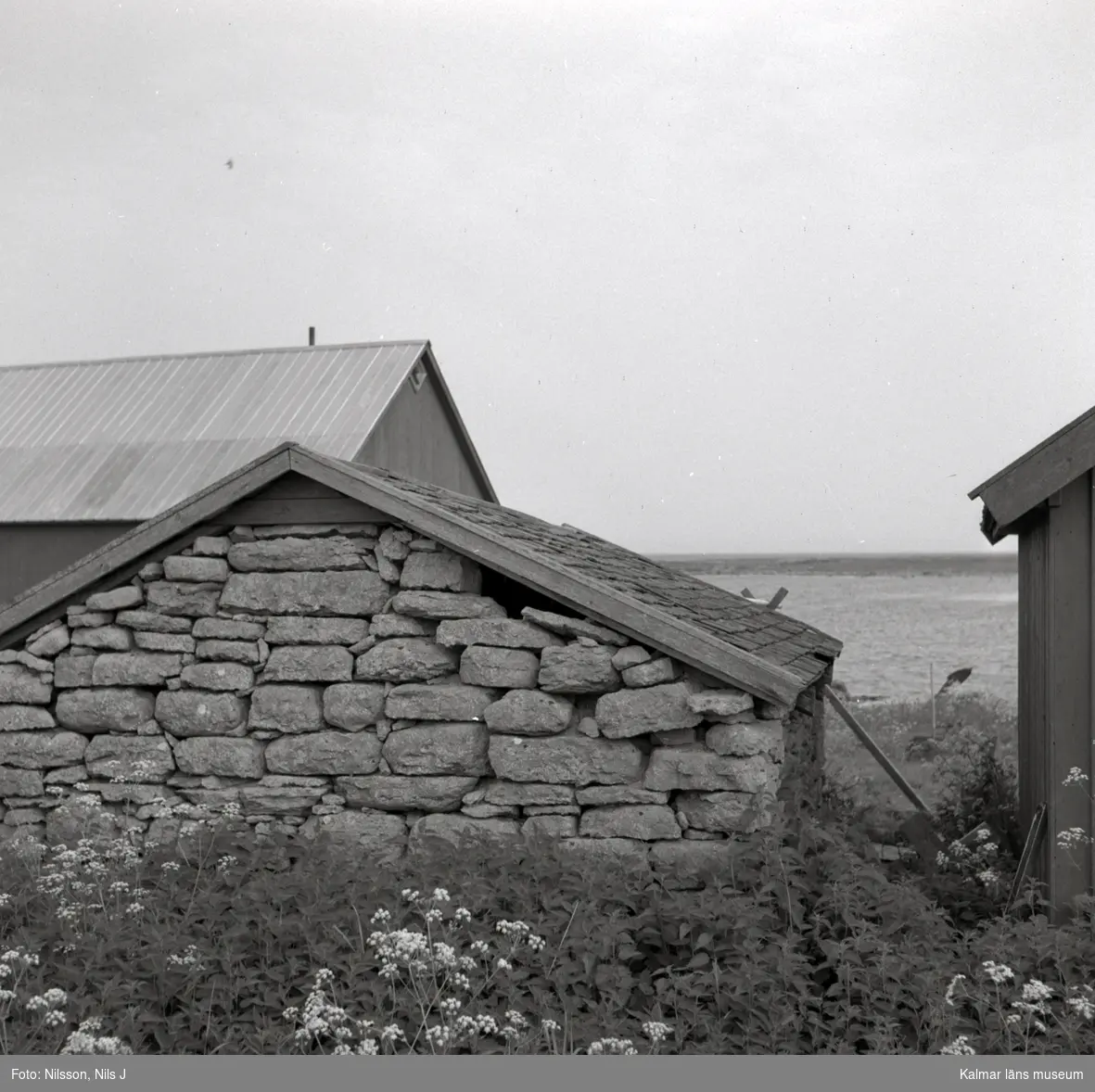 Bilder från Gårdby fiskehamn med bland annat en del sjöbodar och en enstaka bild med förtöjda båtar i hamn.