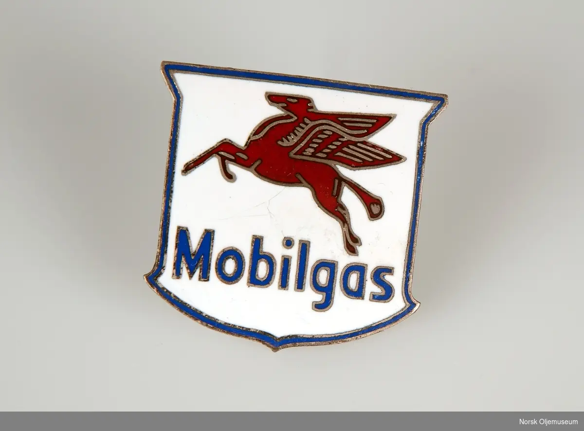 Metallskilt påført teksten Mobilgas samt selskapets flyvende hest.