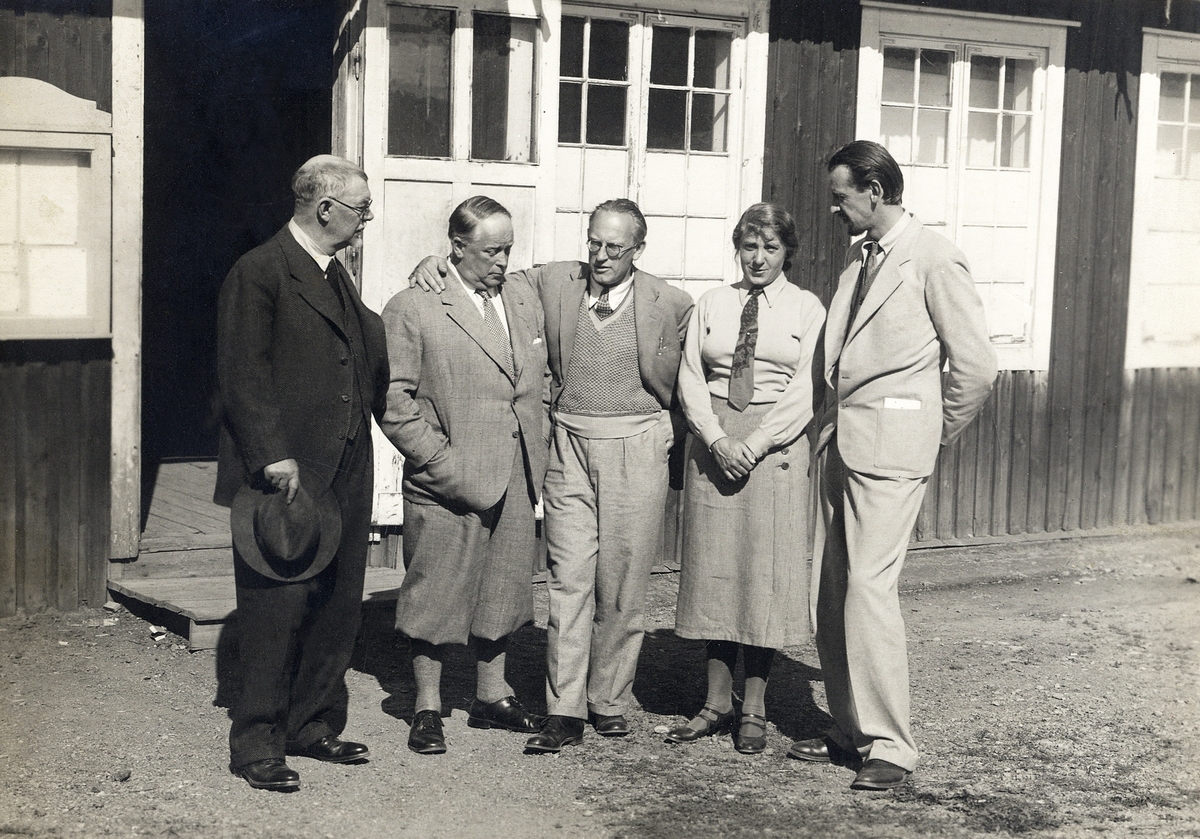 Orrefors glasbruk.
Edward Hald med besökare på glasbruket. Fr.v.: Albert Engström, okänd, Edward Hald, okänd, Vicke Lindstrand.