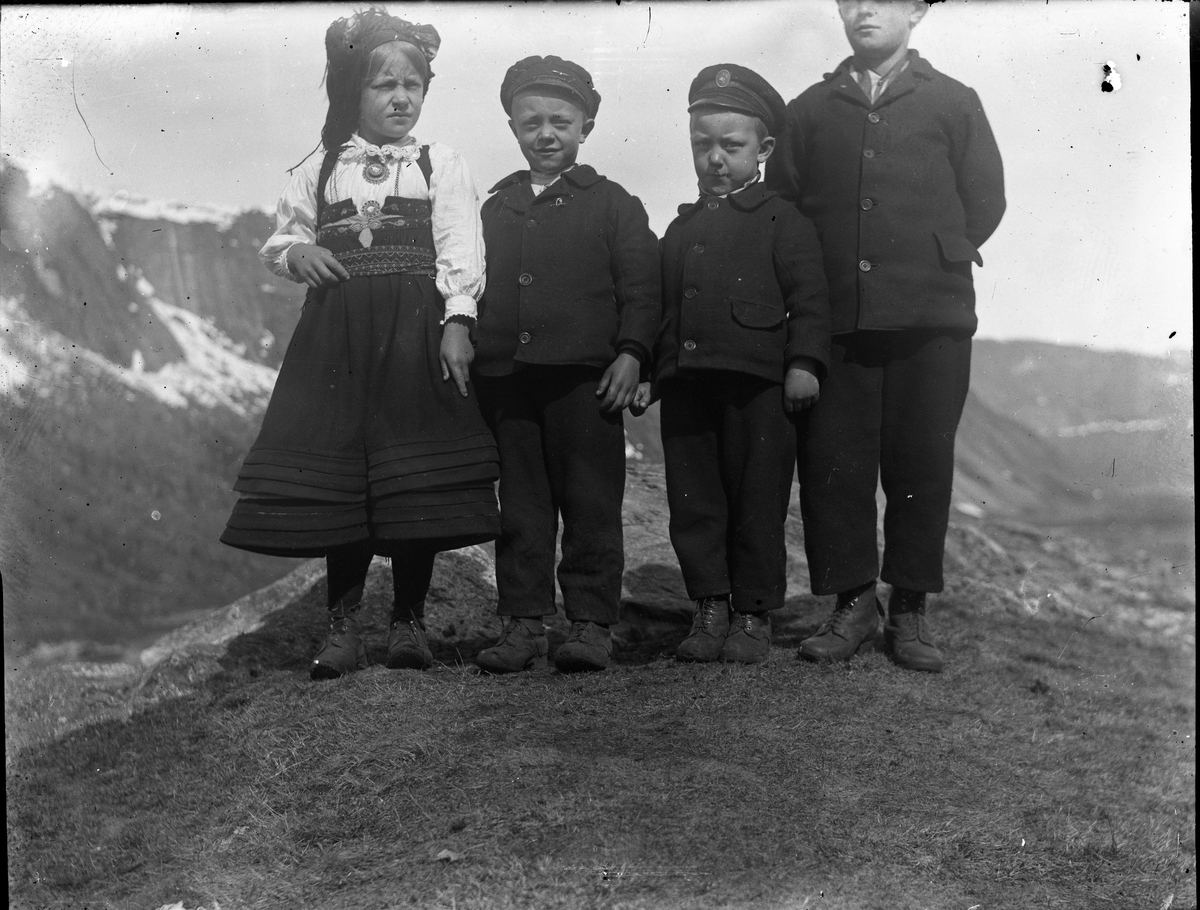 Portrett av barn. Den lille jenta i folkedrakt fra Setesdal.

Fotosamlingen etter Olav Tarjeison Midtgarden Metveit, (1889-1974), Fyresdal. Senere (1936) kalte han seg Olav Geitestad.