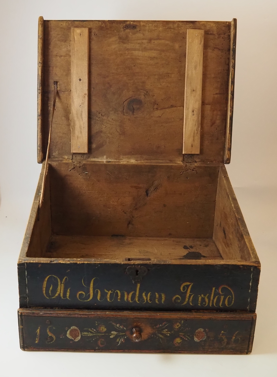 Liten skrivepult i tre med rom under lokk og i skuff. Rosemalt. Samla av Alfred Thomassen. Påskrift Ole Svendsen Forstad 1856.
