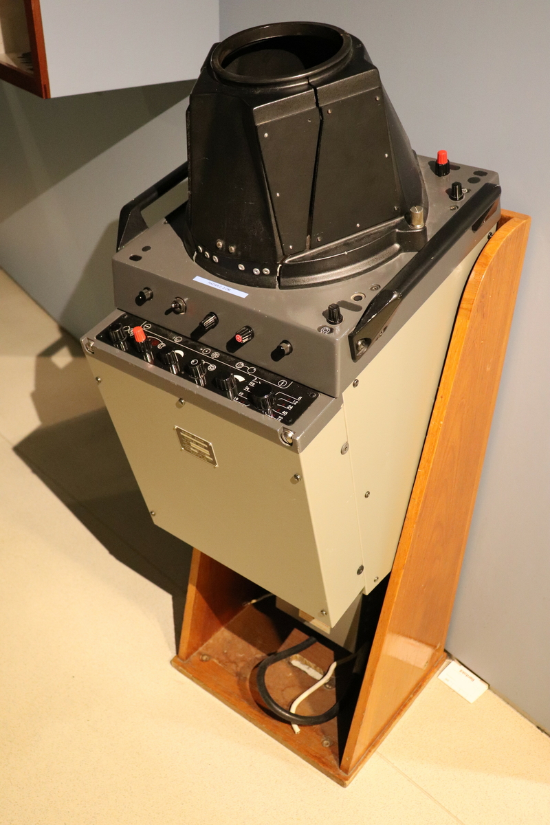 Marin radar type Furuno 2.3 cm. Instrumentet er montert i et trestativ. Furuno Electric Co. Ltd.