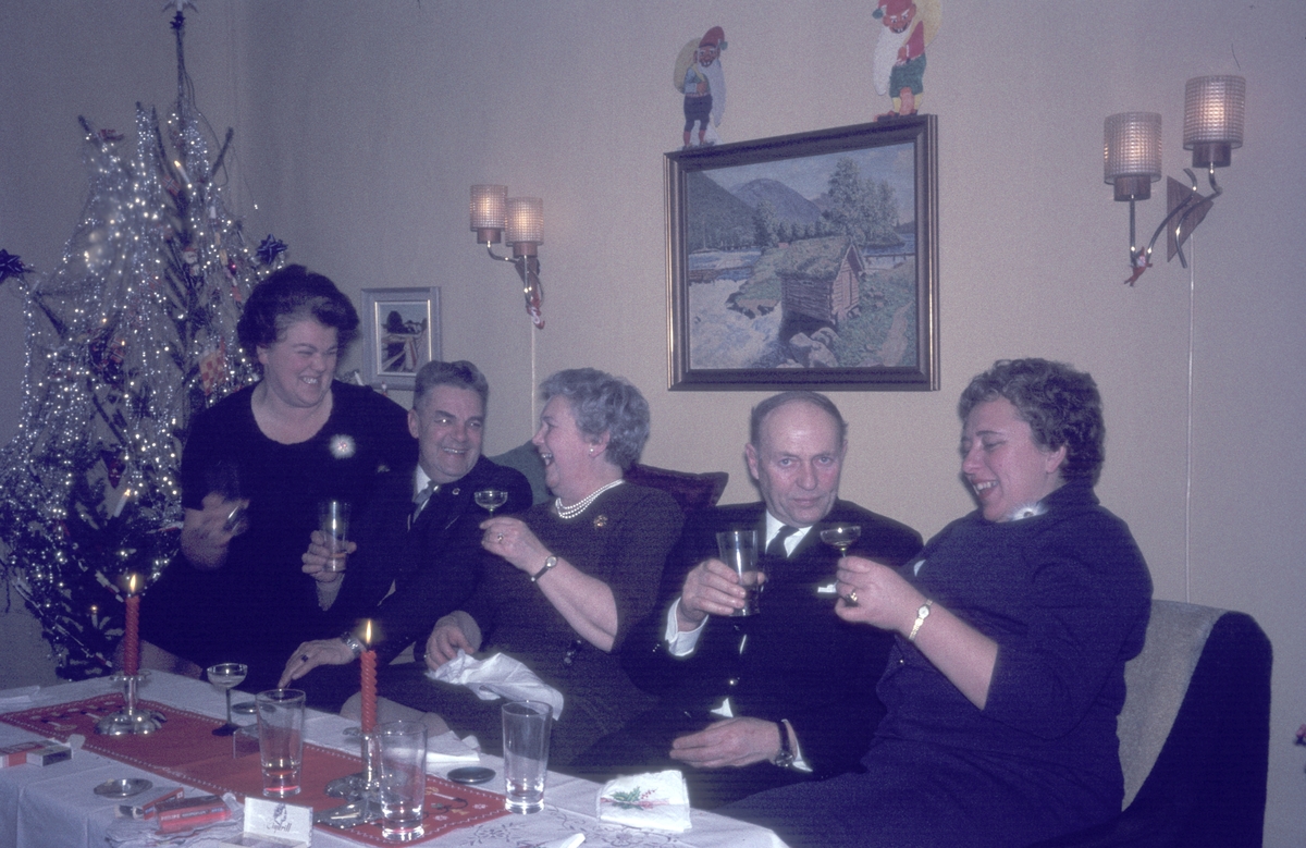 Fra venstre: Aase Nilsen, Arne Bråten (Åses bror, togfører i NSB), Ester (sykepleier) og Håkon Blusvik (ingeniør i F. Selmer)  - disse bodde i Wesselsgt. 9/11(?), og Astrid Bråten (Åses søster, butikkmedarbeider).