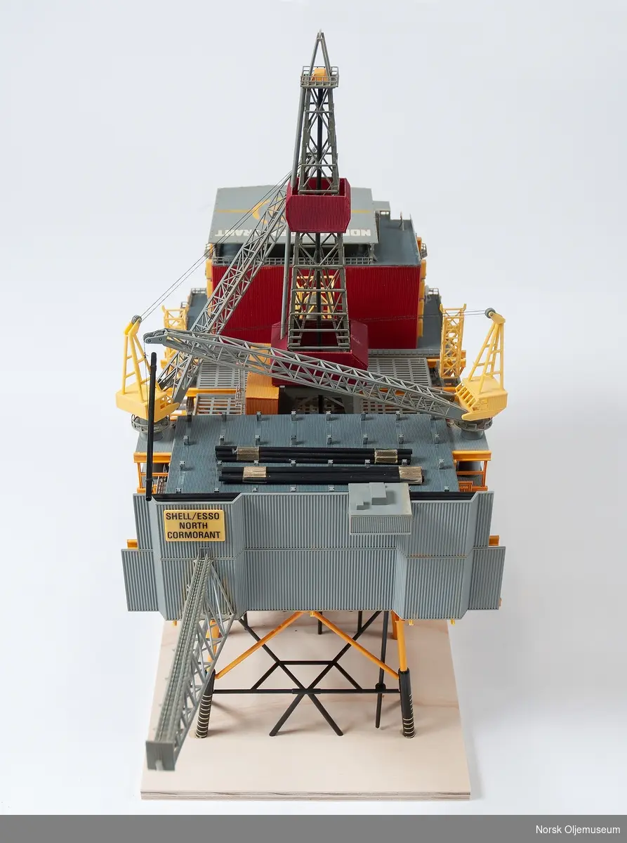 Modell av oljeplattformen North Cormorant i målestokk 1:200. Modellen er opprinnelig et byggesett og limt fast til en finérplate.