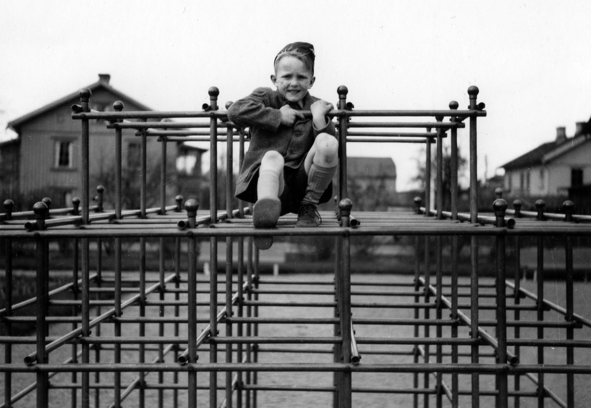 En pojke leker på lekplats i Plantaget, eventuellt fotografens son.