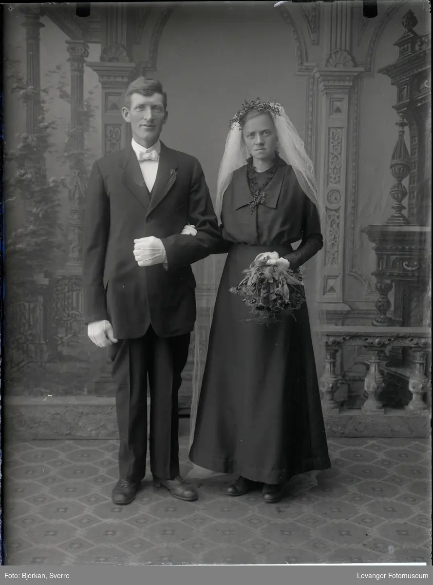Portrett av brudeparet (Ole) Andreas Pettersen Stokkan og Olga Marie Sørum, Åsen, Levanger