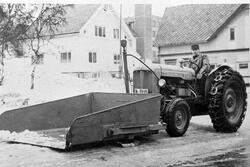Hans Tennvassås på traktor med stor snøskuffe.