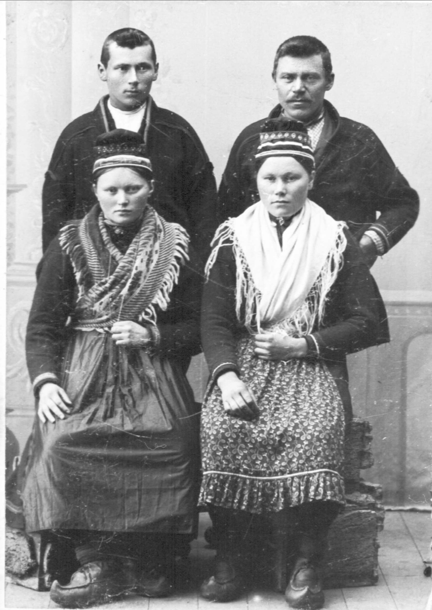 Gruppeportrett av fire personer i samisk drakt.