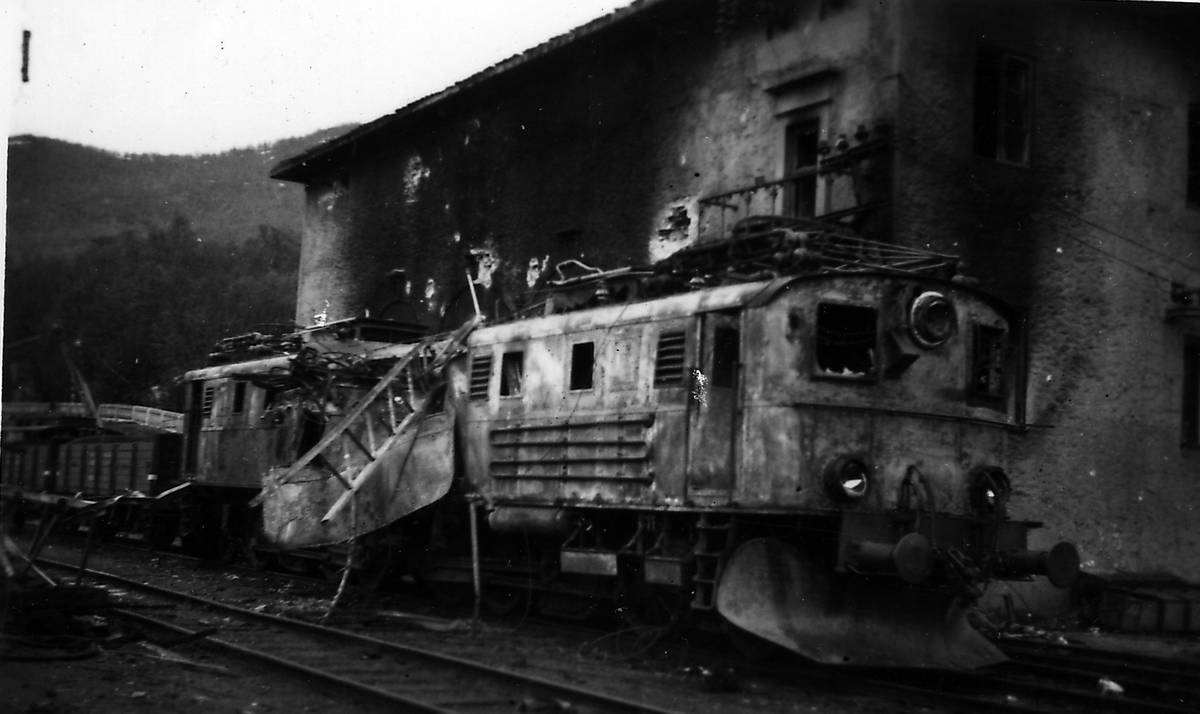 Ødelagt norsk elektrisk lokomotiv av type El. 4 . foran Narvik Transformatorstasjon, Narvik, Ofotbanen.