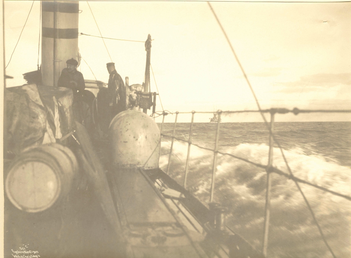 Motiv: Fra dekket på torpedobåt, muligens 1. klasse, Skrei, ca 1905.