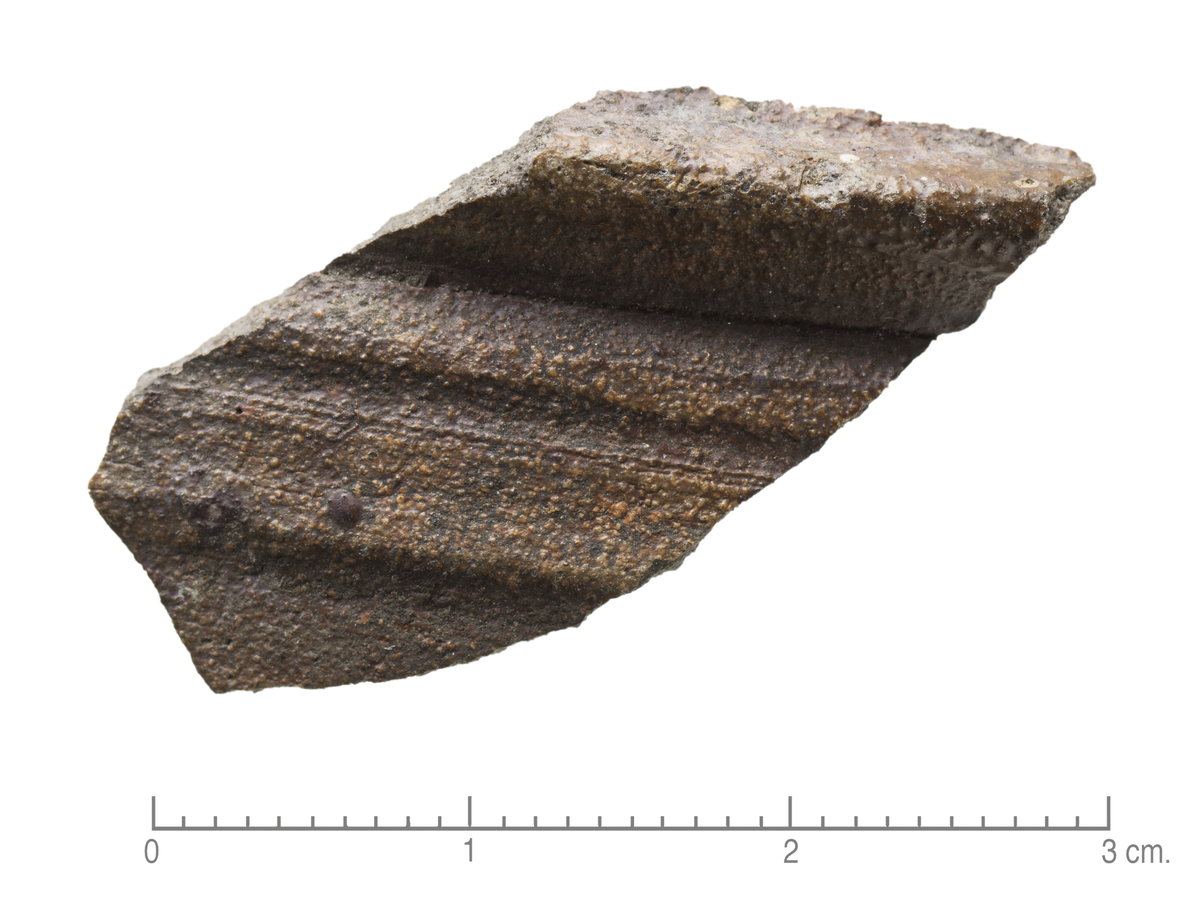 "Randskår av steingods, st.m. 3.3 cm (66)." I samsvar med beskrivelsen.
