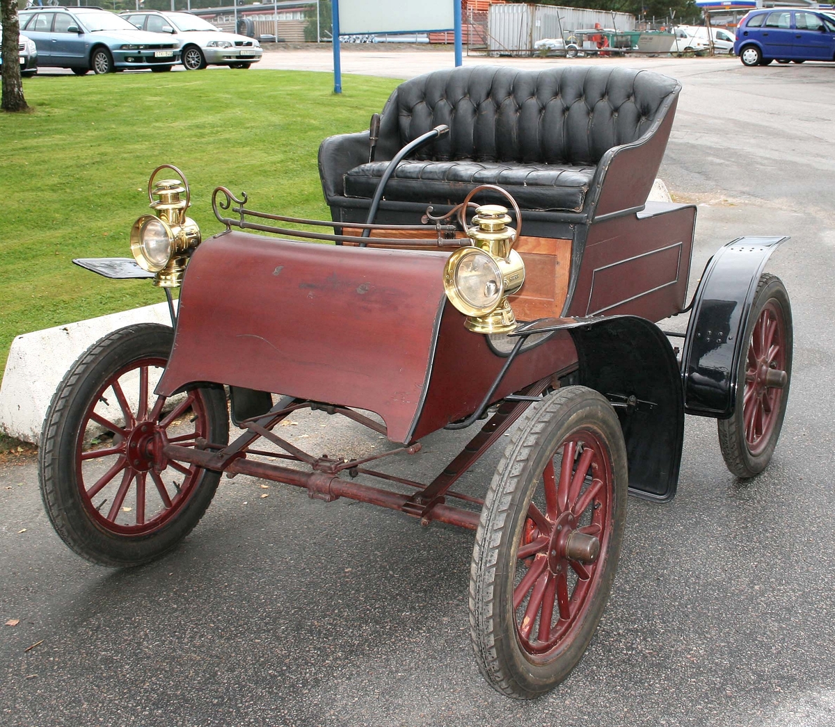 Bilen är en Northern 1906 års modell, har 2-sitsigt säte, encylindrig motor på 5 hk som gör 500 varv per minut vid topphastigheten 30-35 km/h. Har en centralt placerad kedja som driver bakaxeln, samt 2 växlar framåt samt backväxel. Bilens pris var 3.375 kr, år 1905. 

Kördes senast vid Barnens Dag-firandet i Borås 1938. Se även artikel i Borås Tidning, 2005-05-04.