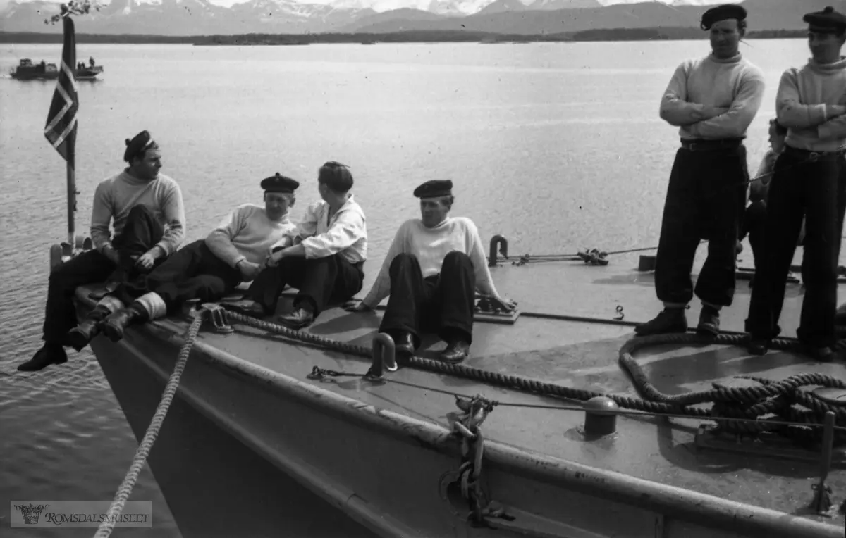 "1945" .16.05.1945 kom det tre M.T.B. (motortorpedobåt) inn til Molde havn. Dei hadde vert på vitjing i Florø og Ålesund før dei så ankom Molde. Dette var ei hyllestferd etter frigjeringa 8.mai. .Dette bilde er trolig fra dette besøket.