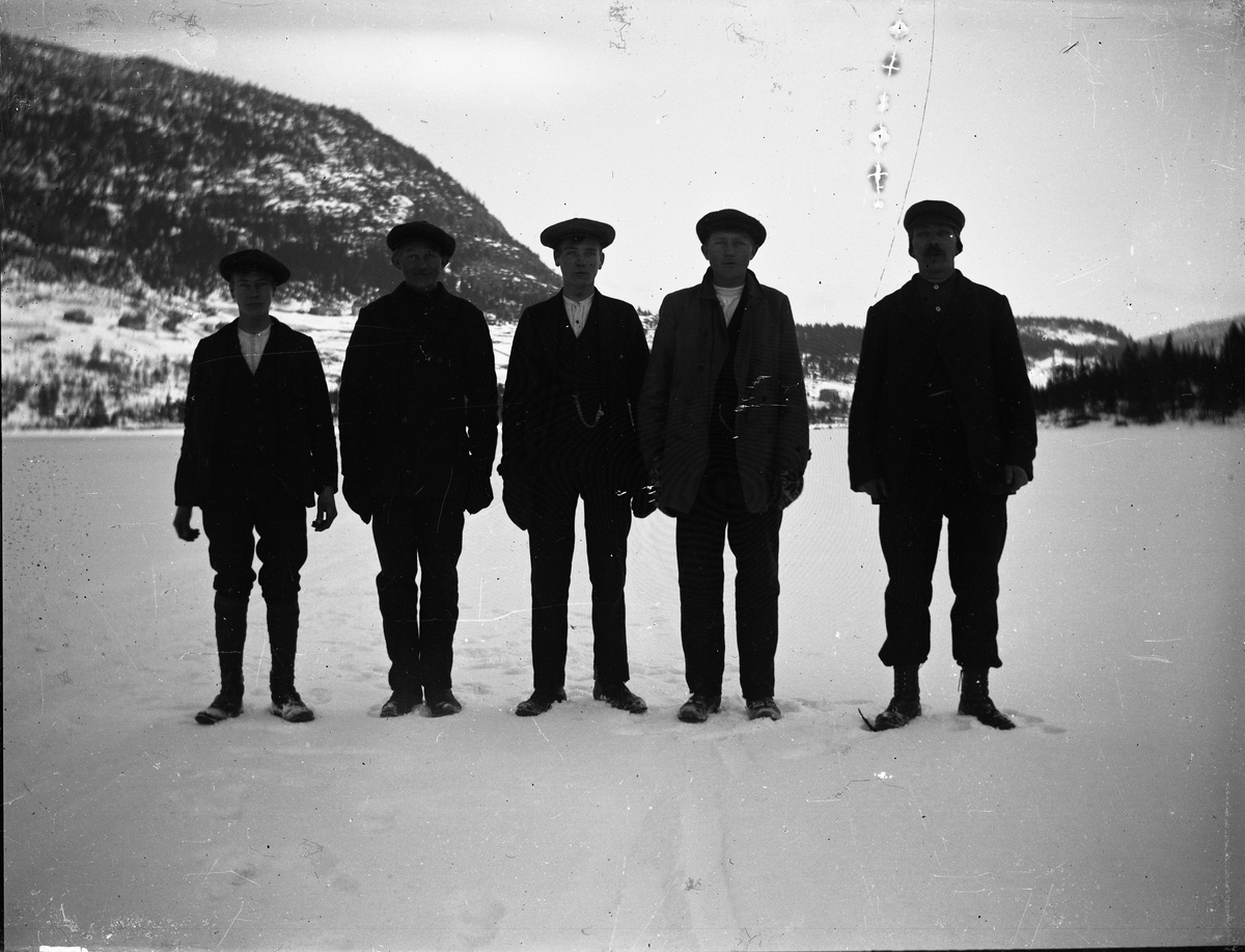 Gruppeportrett med fem mann på isen.

Fotosamlingen etter Olav Tarjeison Midtgarden Metveit (1889-1974) Fyresdal. Senere (1936) kalte han seg Olav Geitestad.