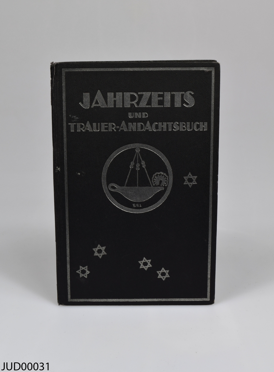 Årsbok, på framsidan dekorerad med flera davidsstjärnor samt en hängande oljelampa i profil. I boken finns följande anteckning "B.S S[i]ültner, 28 jan 1919, 27 Schebat 5679 im 67 Lebensjahre".