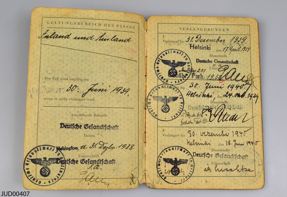 Två stycken tyska reisepass, också kallade för J-pass, tillhörande Helena och Stefan Adler.