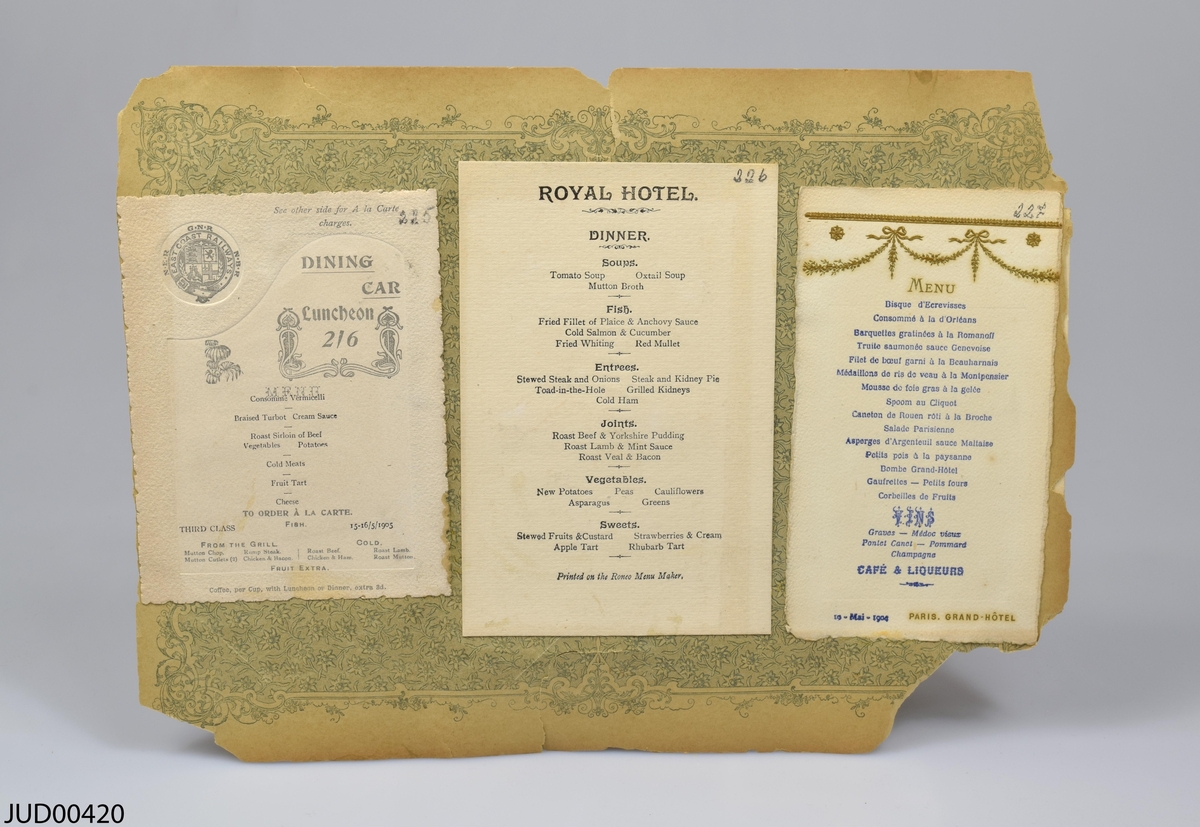 Sex stycken menyer från tidigt 1900-tal, uppklistrade på dekorativt papper. Menyerna är färgglatt illustrerade, och skrivna på svenska, engelska och franska.
