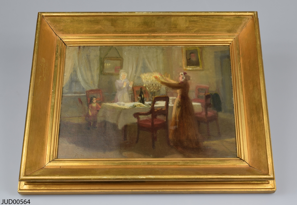 Oljemålning inramad i förgylld ram. Målningen föreställer två kvinnor med barn som tänder shabbatljus. Lappar på baksidan.