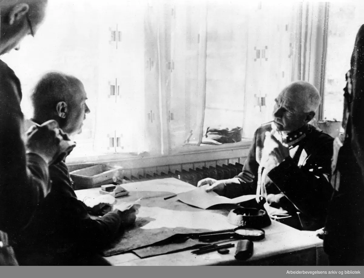 Norge kapitulerer for Tyskland 10. juni 1940. Bildet er fra Gol i Hallingdal og viser en norsk og en tysk general..