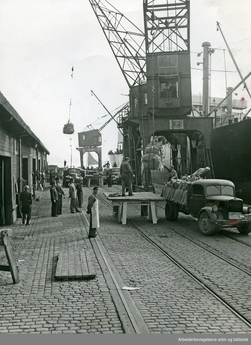 Lossing av gods på Oslo havn. 1940-tallet.