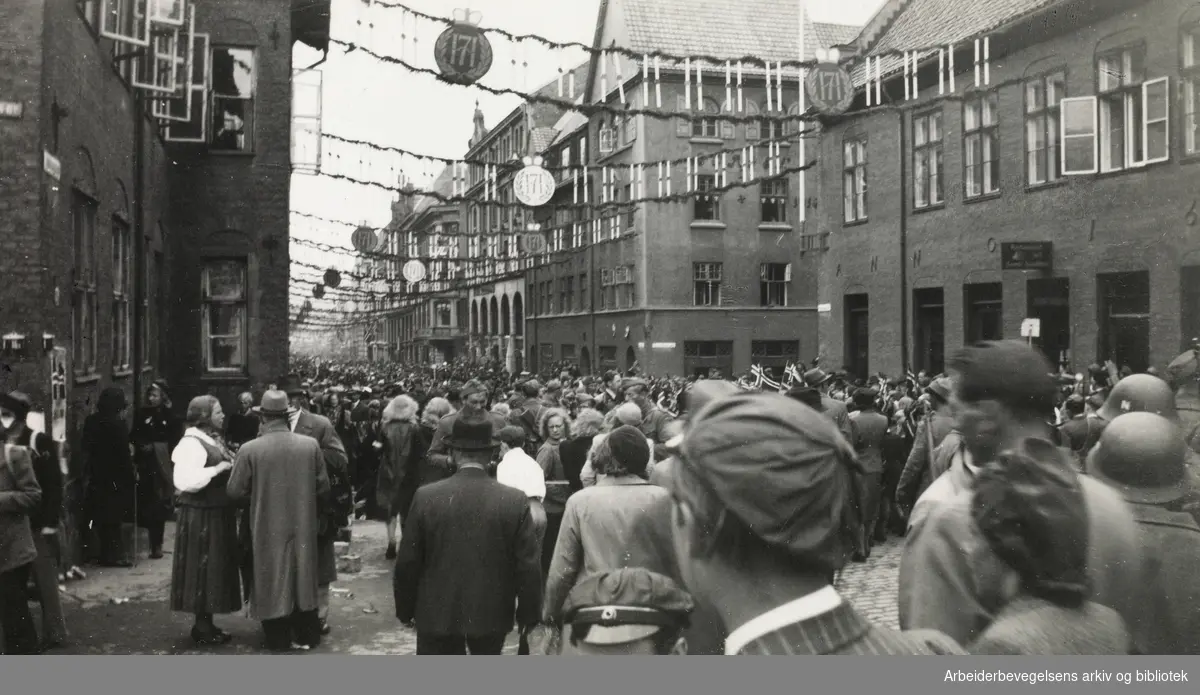 "Kongens inntog. 7. Juni 1945. Rådhusgata". Fra en Serie fotografier fra okkupasjonsårene og frigjøringsdagene i Oslo, tatt av Ole M. Engelsen.