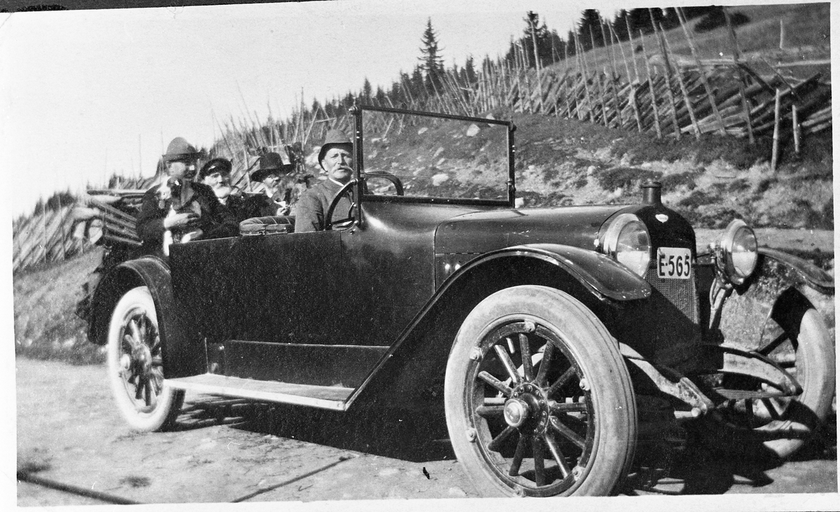 Fem bilder fra harejakt i Hugulia ca. 1932. Persongalleriet skal være følgende, men det er ikke kjent hvem er hvem på bildene: Anton Lunde, Edvard Lunde, Petter Lunde.