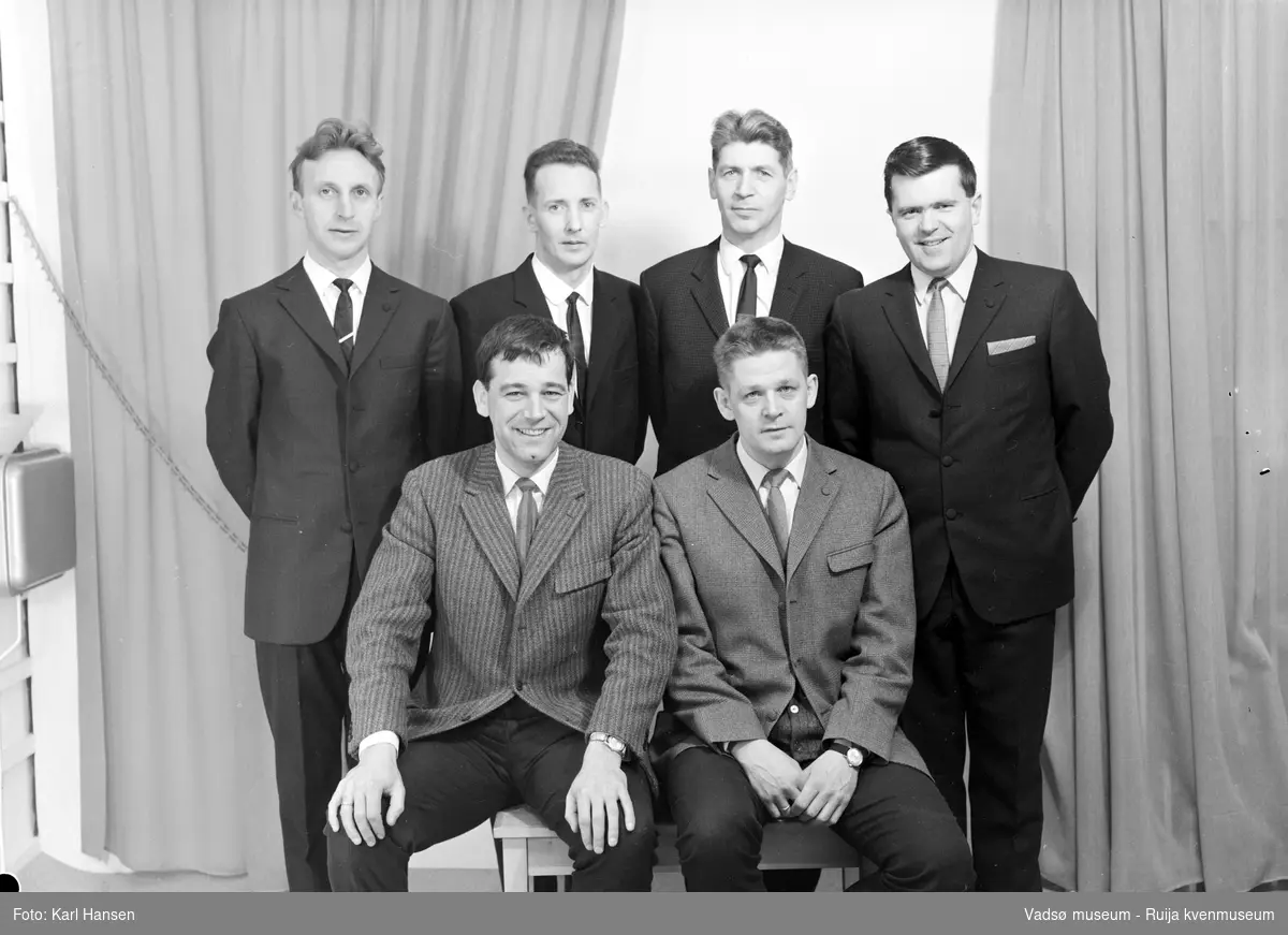 Vadsø 1969. Vadsø Turnforenings styre i 1969. 
Sittende foran; Andreas Vaage og Bjørn Hansen. Stående fra venstre; Torbjørn Pedersen, Asmund Berg, Gunnar Niska og Jan-Erik Elfstedt.